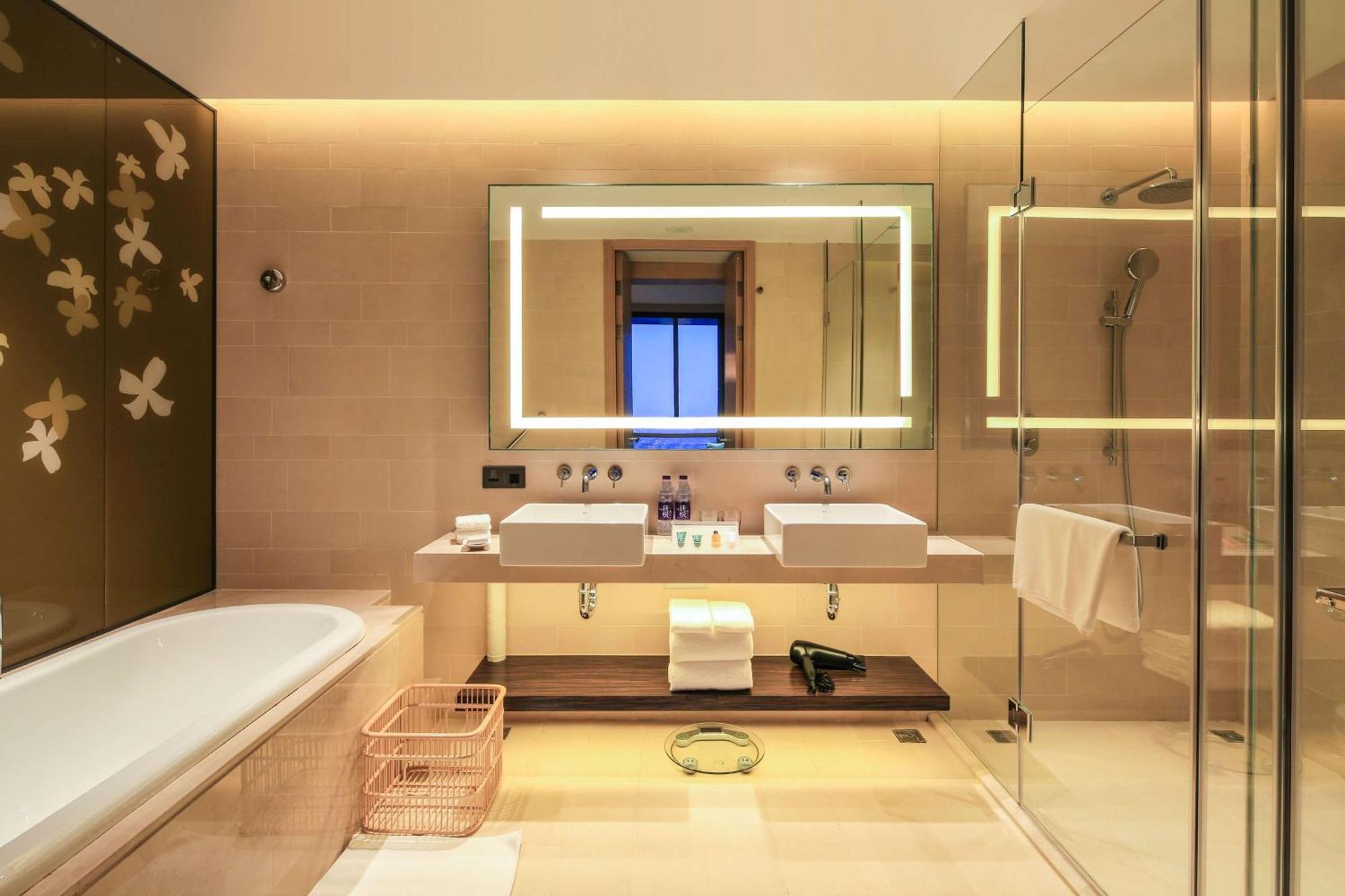 Hilton Garden Inn Ningbo Exteriör bild