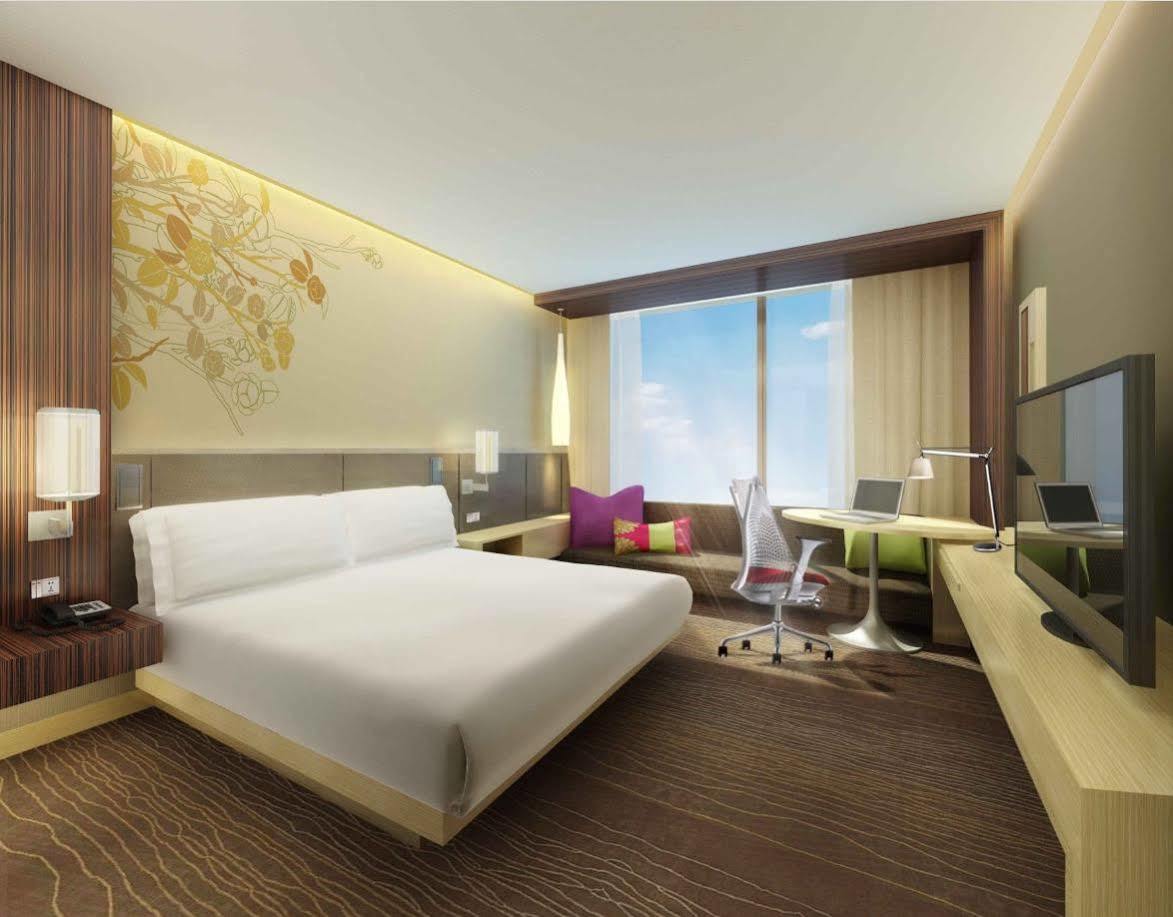 Hilton Garden Inn Ningbo Exteriör bild